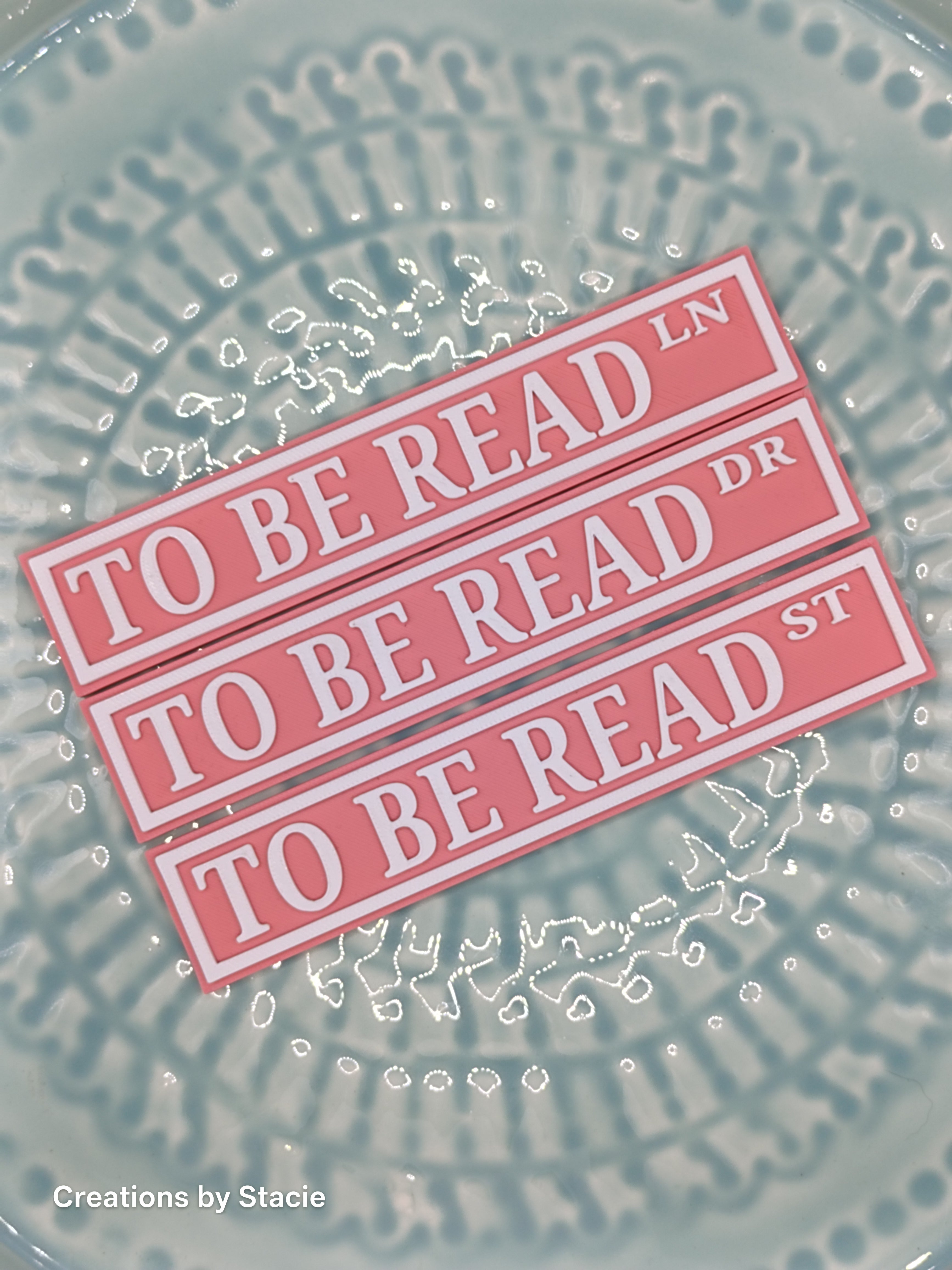 To be read book shelf sign