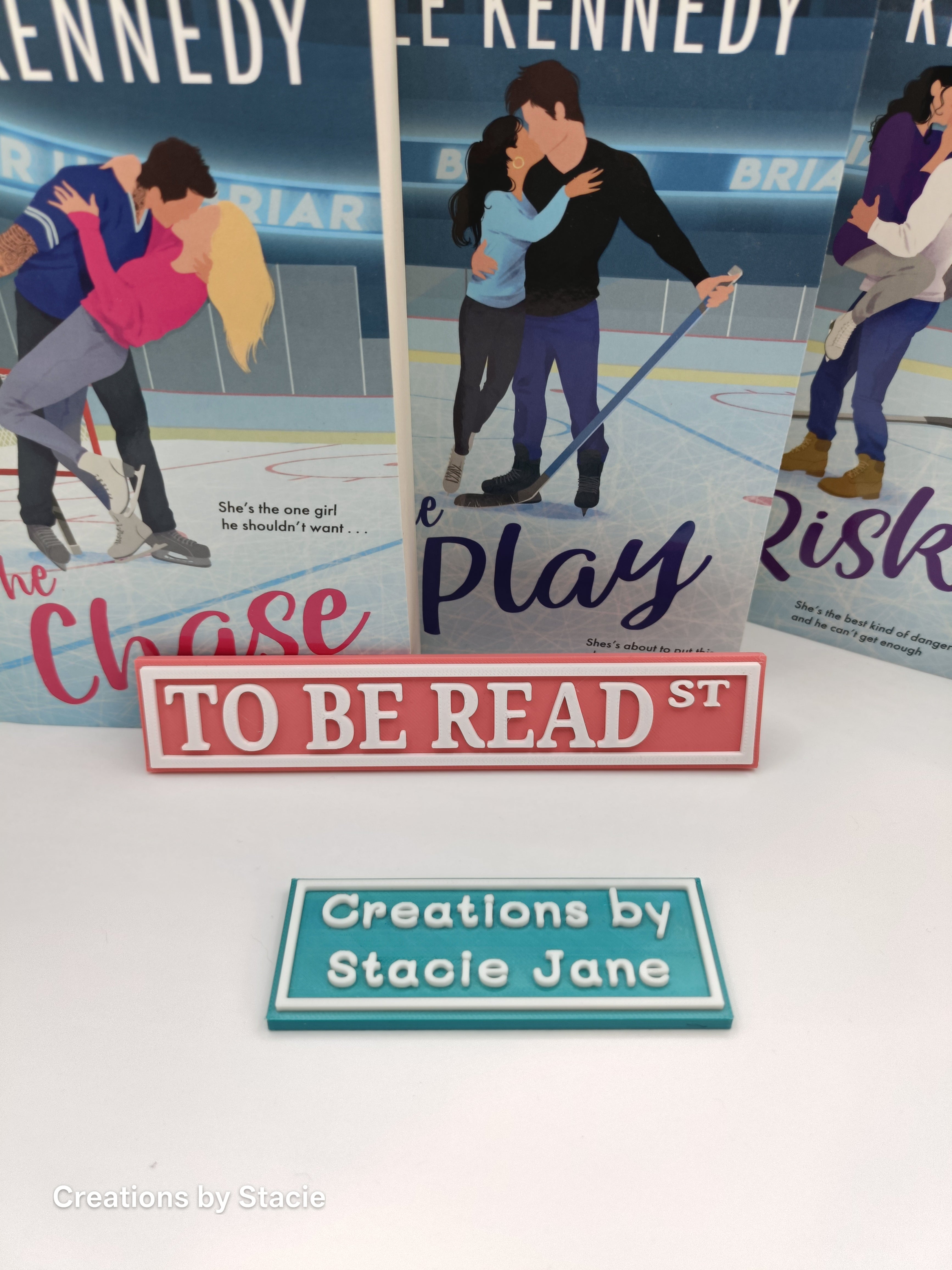 To be read book shelf sign