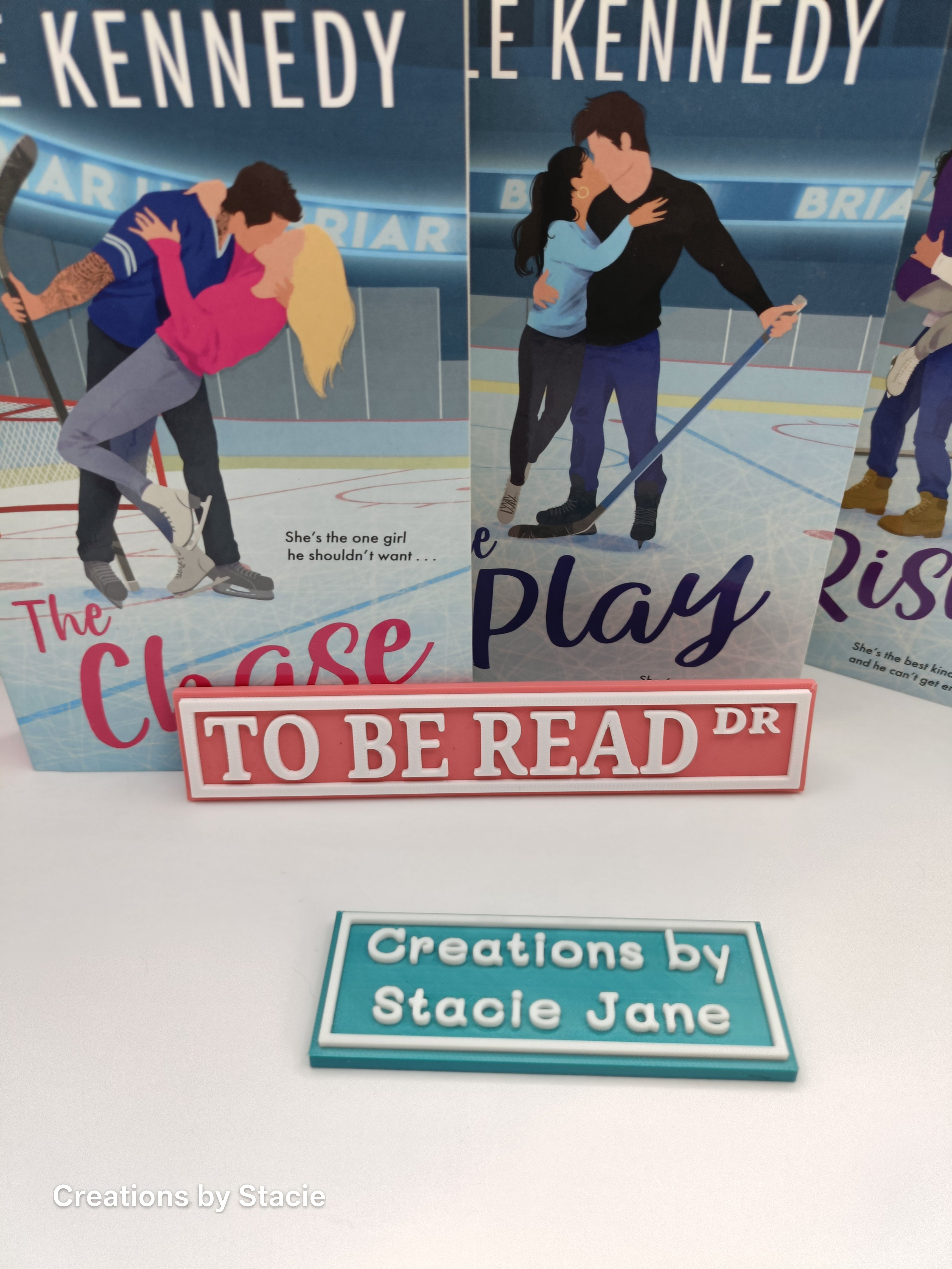 To be read book shelf sign